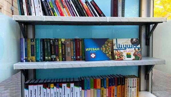 Книжная остановка, фото из архива - Sputnik Азербайджан