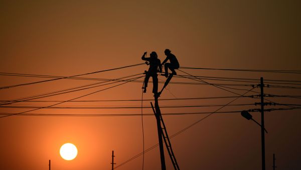 Elektriklər işıq dirəyində, arxiv şəkli - Sputnik Азербайджан