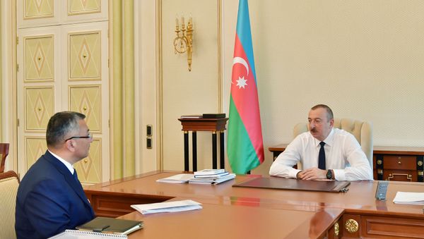 Prezident İlham Əliyev və Qaçqınların və Məcburi Köçkünlərin İşləri üzrə Dövlət Komitəsinin sədri Rövşən Rzayev - Sputnik Азербайджан