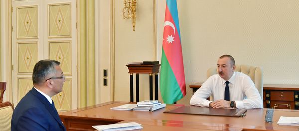 Prezident İlham Əliyev və Qaçqınların və Məcburi Köçkünlərin İşləri üzrə Dövlət Komitəsinin sədri Rövşən Rzayev - Sputnik Азербайджан