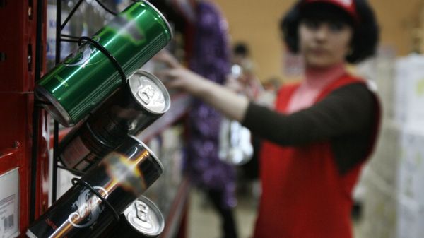 Энергетические напитки в одном из супермаркетов - Sputnik Азербайджан