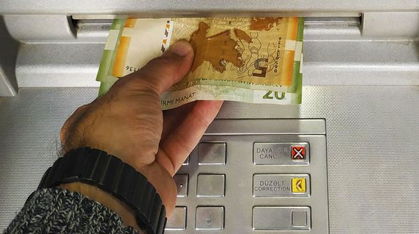 Bankomatdan pul çıxarır - Sputnik Азербайджан