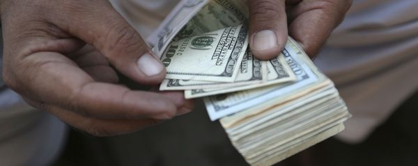 Доллары в руках, фото из архива - Sputnik Азербайджан