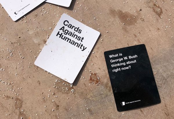 Карты настольной игры Cards against humanity на покинутой базе авианаводчиков армии США в поселении Дадат, Сирия  - Sputnik Азербайджан