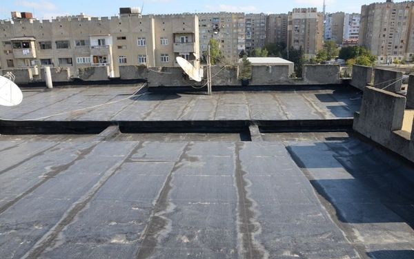 В Низаминском и Сураханском районах Баку начались работы по замене кровли жилых домов - Sputnik Азербайджан