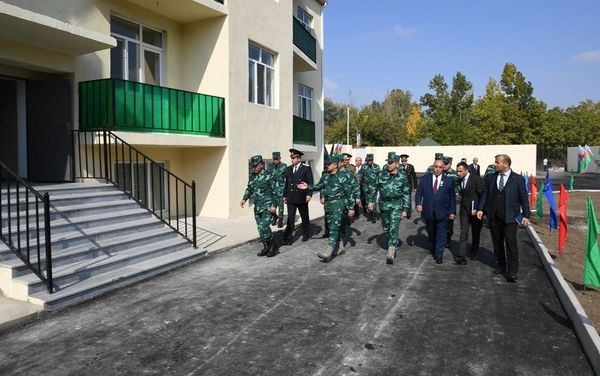 Эльчин Гулиев проверил состояние боевых пунктов на границе с Арменией - Sputnik Азербайджан