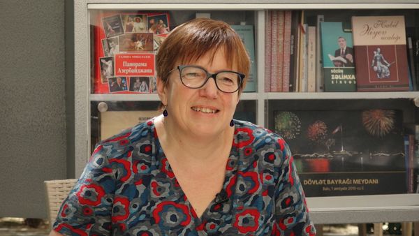 Как британка Энн Томпсон-Ахмадова начинала изучать азербайджанский язык - Sputnik Азербайджан