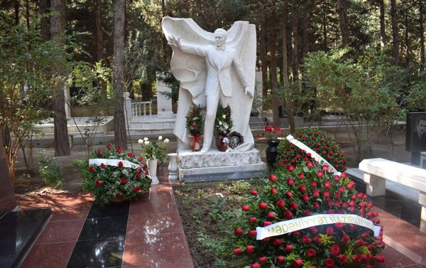 На Аллее почетного захоронения в Баку почтили память великого певца Муслима Магомаева - Sputnik Азербайджан