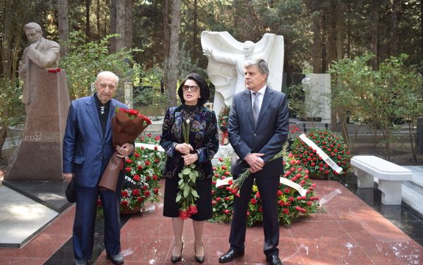 На Аллее почетного захоронения в Баку почтили память великого певца Муслима Магомаева - Sputnik Азербайджан