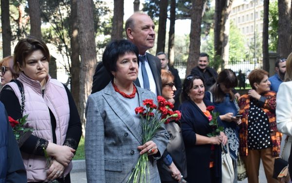 На Аллее почетного захоронения в Баку почтили память великого певца Муслима Магомаева - Sputnik Азербайджан