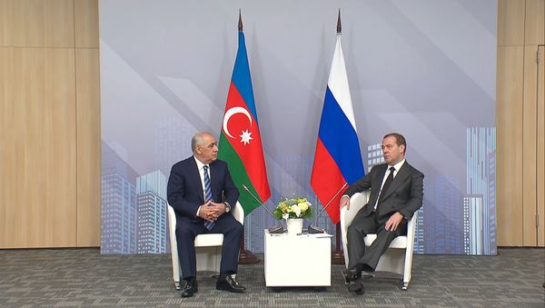У нас с вами лучший результат: встреча Асадова с Медведевым - видео - Sputnik Азербайджан
