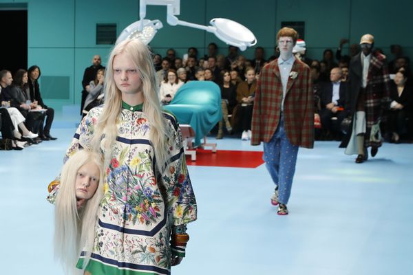 Модель с головой на показе Gucci осень-зима 2018-2019 в рамках миланской Недели моды - Sputnik Азербайджан