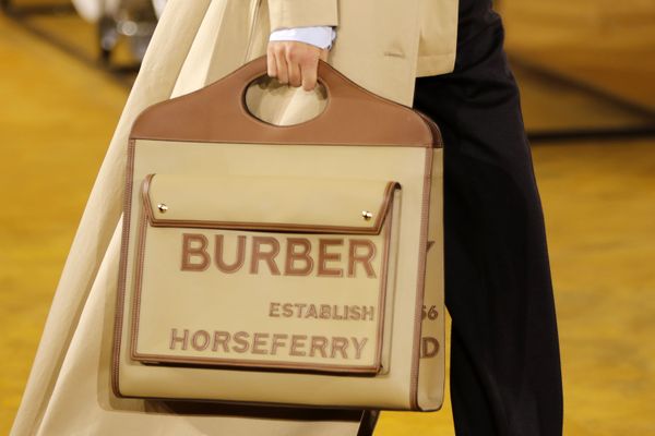 Модель с сумкой Burberry на показе в Лондоне - Sputnik Азербайджан