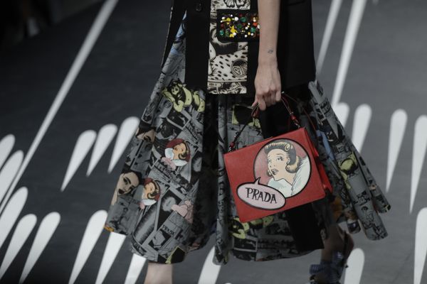 Модель с сумкой Prada на показе в Милане - Sputnik Азербайджан