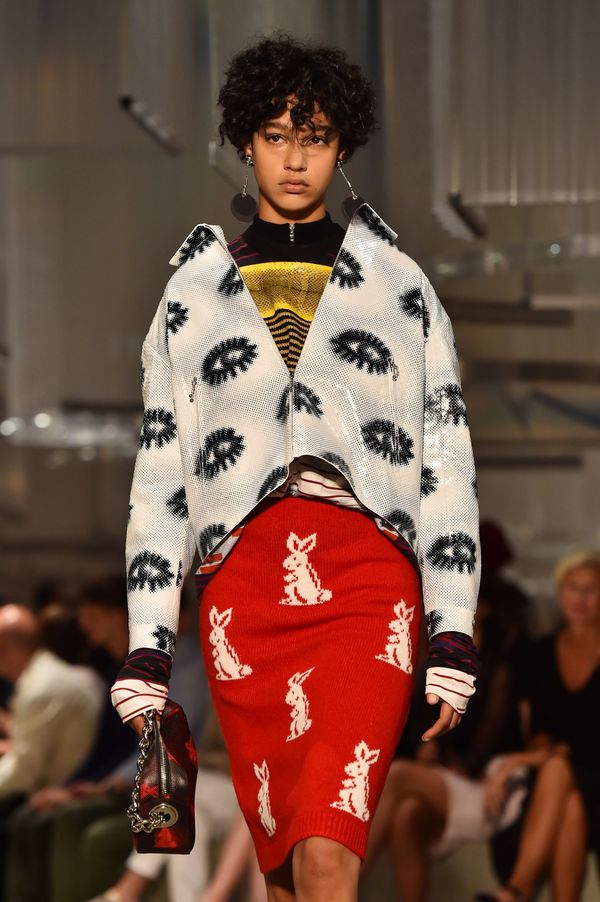 Модель во время показа Prada в Милане - Sputnik Азербайджан