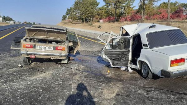 На месте ДТП в Гобустане, где пассажирский ВАЗ-2107 столкнулся с ВАЗ-2106.  - Sputnik Азербайджан