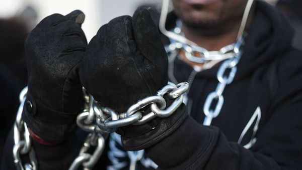 Человек и цепи - Sputnik Азербайджан