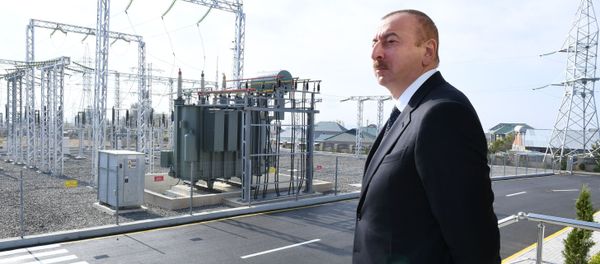 Prezident İlham Əliyev “Qəbələ” elektrik yarımstansiyasında yenidənqurmadan sonra yaradılan şəraitlə tanış olub - Sputnik Азербайджан