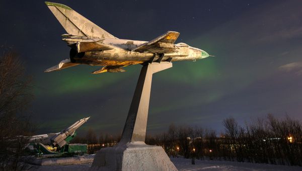 Северное сияние над памятником в Мурманске  - Sputnik Азербайджан