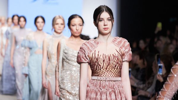 В рамках Недели моды Mercedes-Benz Fashion Week Russia прошли также показы под общим названием Azerbaijan Fashion Week presents - Sputnik Азербайджан
