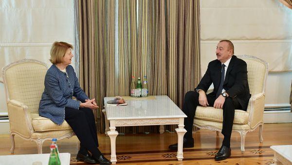Prezident İlham Əliyev Böyük Britaniya Baş Nazirinin Azərbaycan üzrə ticarət elçisi Emma Nikolsonu qəbul edib  - Sputnik Азербайджан
