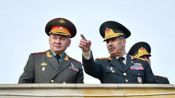 Главы Минобороны Азербайджана и России Закир Гасанов и Сергей Шойгу на Аллее шехидов в Баку - Sputnik Азербайджан