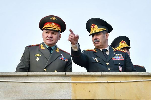 Главы Минобороны Азербайджана и России Закир Гасанов и Сергей Шойгу на Аллее шехидов в Баку - Sputnik Азербайджан