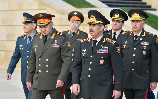 Министры обороны стран Содружества Независимых Государств на Аллее шехидов в Баку - Sputnik Азербайджан