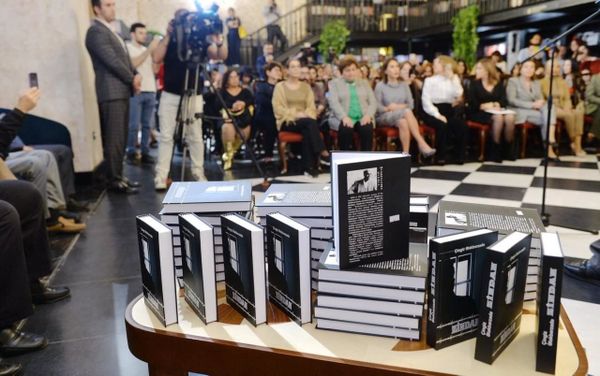 В Бакинском книжном центре состоялась презентация переизданной книги «Темница» писателя Чингиза Алекперзаде - Sputnik Азербайджан