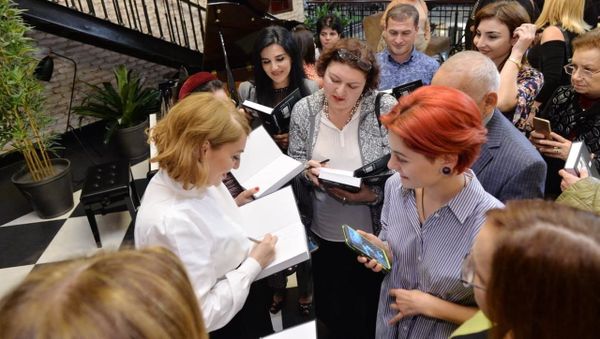 В Бакинском книжном центре состоялась презентация переизданной книги «Темница» писателя Чингиза Алекперзаде - Sputnik Азербайджан