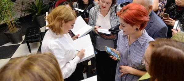 В Бакинском книжном центре состоялась презентация переизданной книги «Темница» писателя Чингиза Алекперзаде - Sputnik Азербайджан