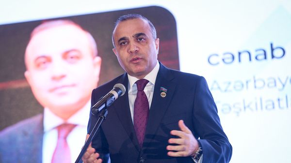 Millət vəkili Azay Quliyev Bakıda Sürətli Əlaqələndirmə və Layihələri İdaretmə Sisteminin təqdimatında - Sputnik Азербайджан
