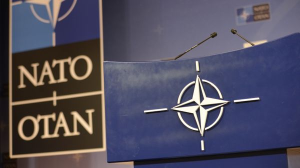 Трибуна в зале для пресс-конференций штаб-квартиры НАТО. - Sputnik Азербайджан