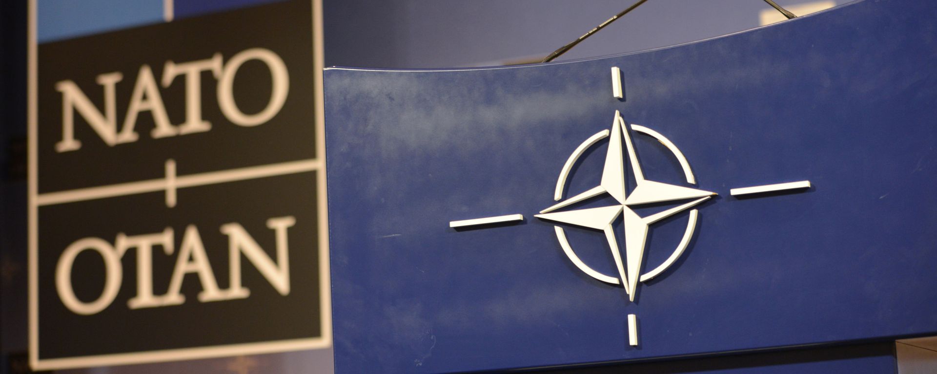 Трибуна в зале для пресс-конференций штаб-квартиры НАТО. - Sputnik Азербайджан, 1920, 18.08.2021