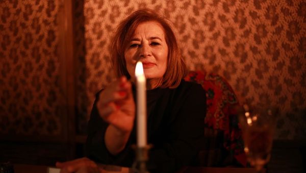 В Русском драматическом театре состоялась премьера спектакля Женщина в ночи с участием народной артистки Людмилы Духовной - Sputnik Азербайджан