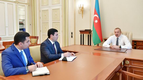 Prezident İlham Əliyev Anar Tağıyevi Yevlax Şəhər İcra Hakimiyyətinin başçısı, Elnur Rzayevi Xaçmaz Rayon İcra Hakimiyyətinin başçısı vəzifələrinə təyin olunması ilə əlaqədar qəbul edib - Sputnik Азербайджан