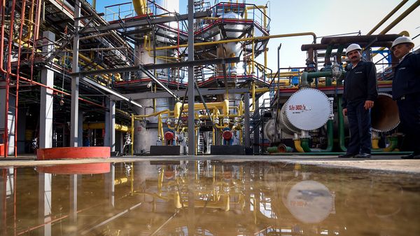 Бакинский нефтеперерабатывающий завод имени Гейдара Алиева - Sputnik Азербайджан