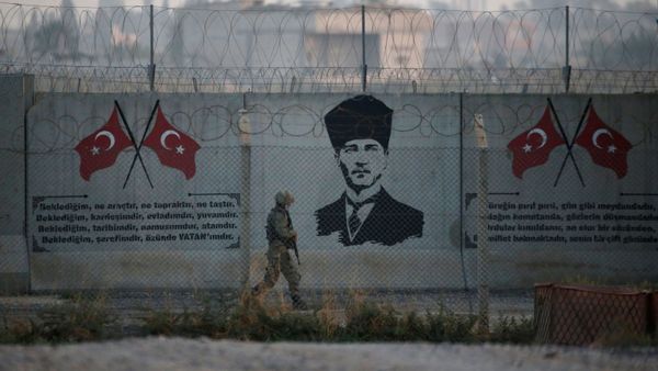Турецкий солдат на турецко-сирийской границе в Акчакале в провинции Шанлыурфа, Турция - Sputnik Азербайджан