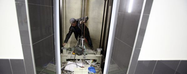Рабочие ремонтируют лифт - Sputnik Азербайджан