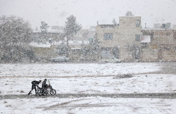 Снимок Motorcycle caught in the snow фотографа Ali Bagheri, ставший YWPotY runner-up (17 and under) конкурса Weather Photographer of the Year 2019 - Sputnik Азербайджан