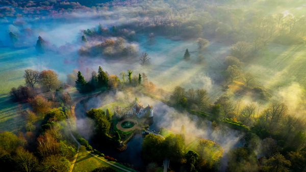 Снимок Morning shadows, Scotney Castle  фотографа Chris Brown, ставший финалистом конкурса Weather Photographer of the Year 2019 - Sputnik Азербайджан