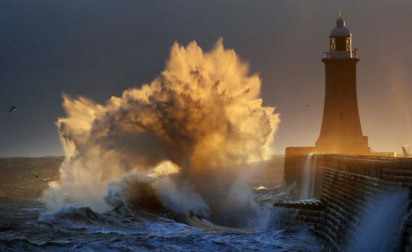 Снимок Exploding Wave , Tynemouth UK фотографа Owen Humphreys, ставший финалистом конкурса Weather Photographer of the Year 2019 - Sputnik Азербайджан