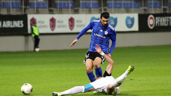 Qarabağın hücumçusu Mahir Emreli Neftçi ilə oyunda - Sputnik Азербайджан
