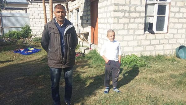 Кладбище лучше, чем дом: больной мальчик прятался от побоев отчима среди могил - Sputnik Азербайджан