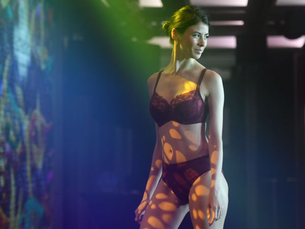 Участница показа коллекции нижнего белья на Senselle by Felina в рамках Lingerie Fashion Week в Москве - Sputnik Азербайджан