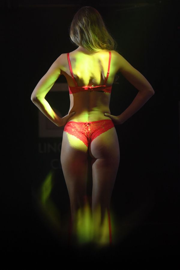 Участница показа коллекции нижнего белья в рамках Lingerie Fashion Week в Москве - Sputnik Азербайджан