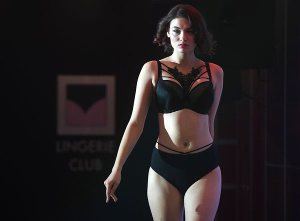 Участница показа коллекции нижнего белья в рамках Lingerie Fashion Week в Москве - Sputnik Азербайджан