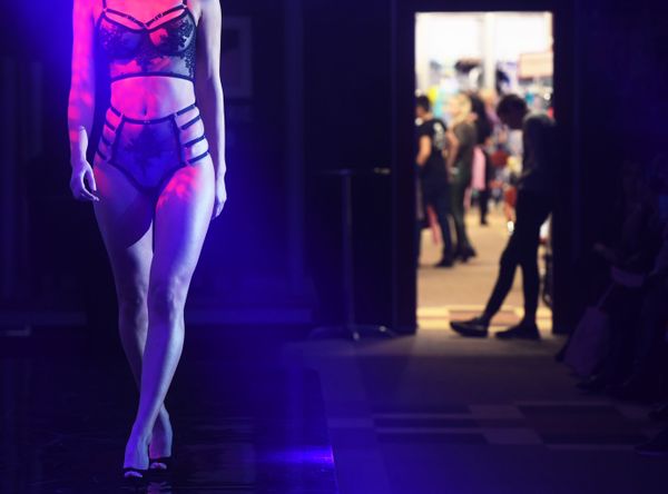 Участница показа коллекции нижнего белья в рамках Lingerie Fashion Week в Москве - Sputnik Азербайджан