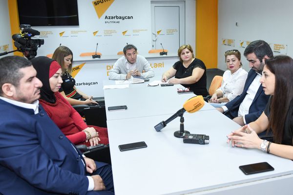 Дети с напряженными от агрессии лицами - результат насилия в семьях, считают психологи - Sputnik Азербайджан