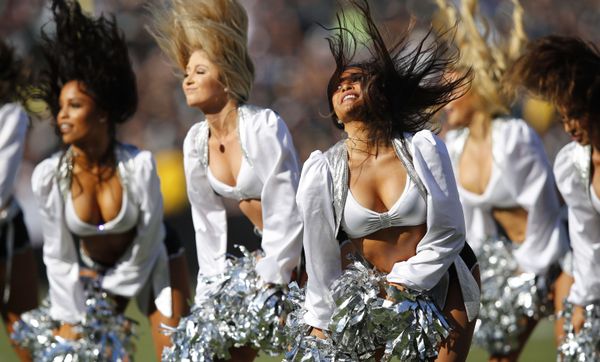 Выступление группы поддержки Oakland Raiders во время футбольного матча в Окленде, Калифорния - Sputnik Азербайджан